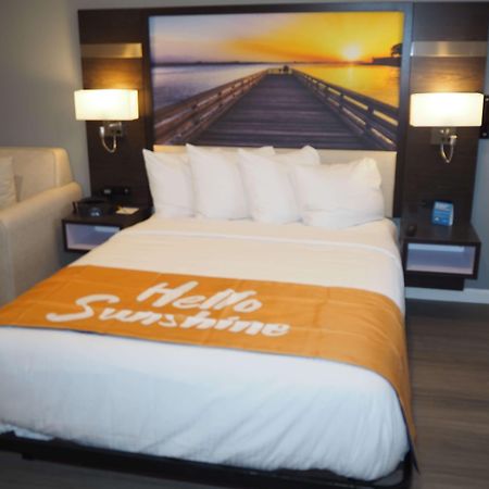 Days Inn By Wyndham Galt - Elk Grove South Экстерьер фото