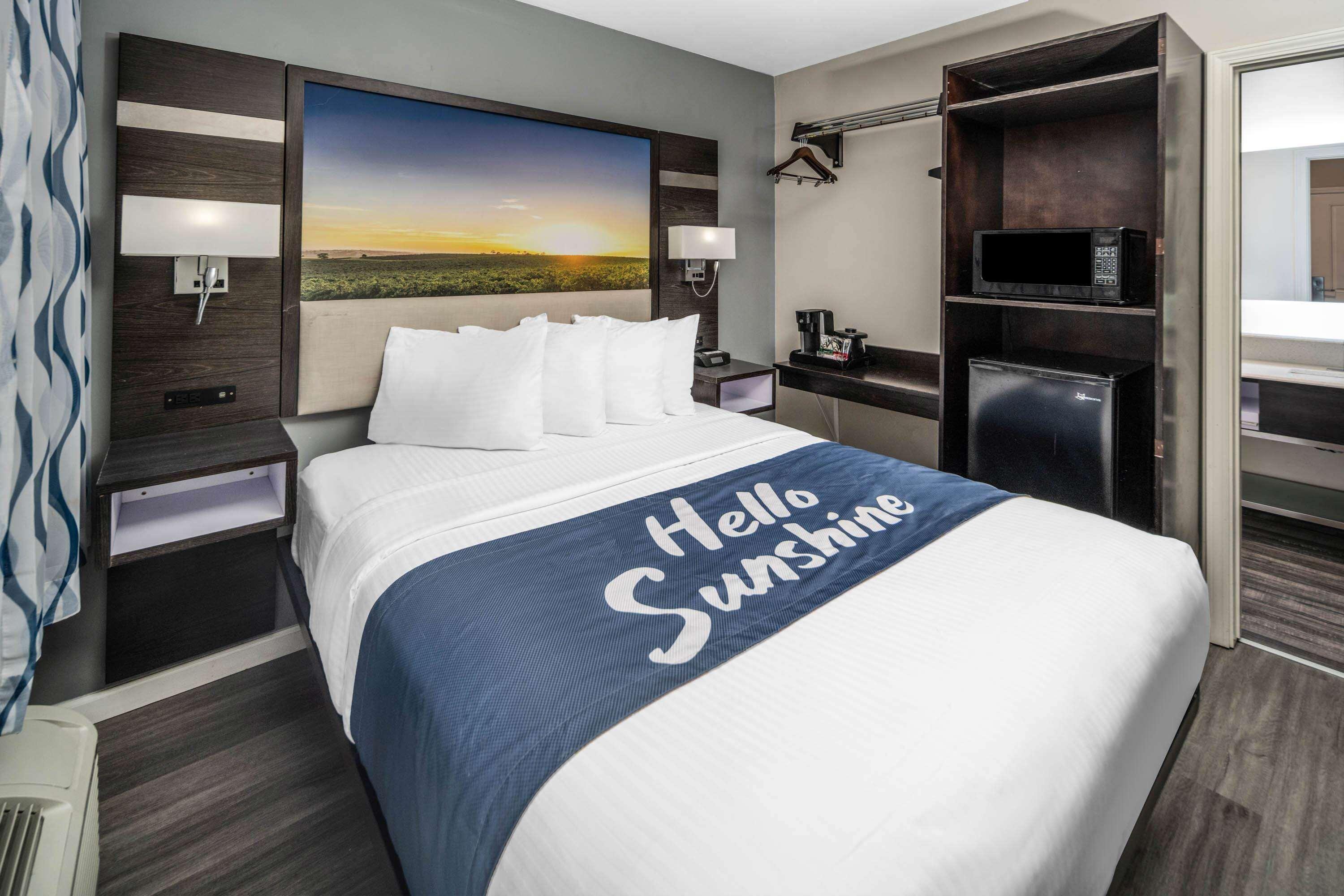 Days Inn By Wyndham Galt - Elk Grove South Экстерьер фото