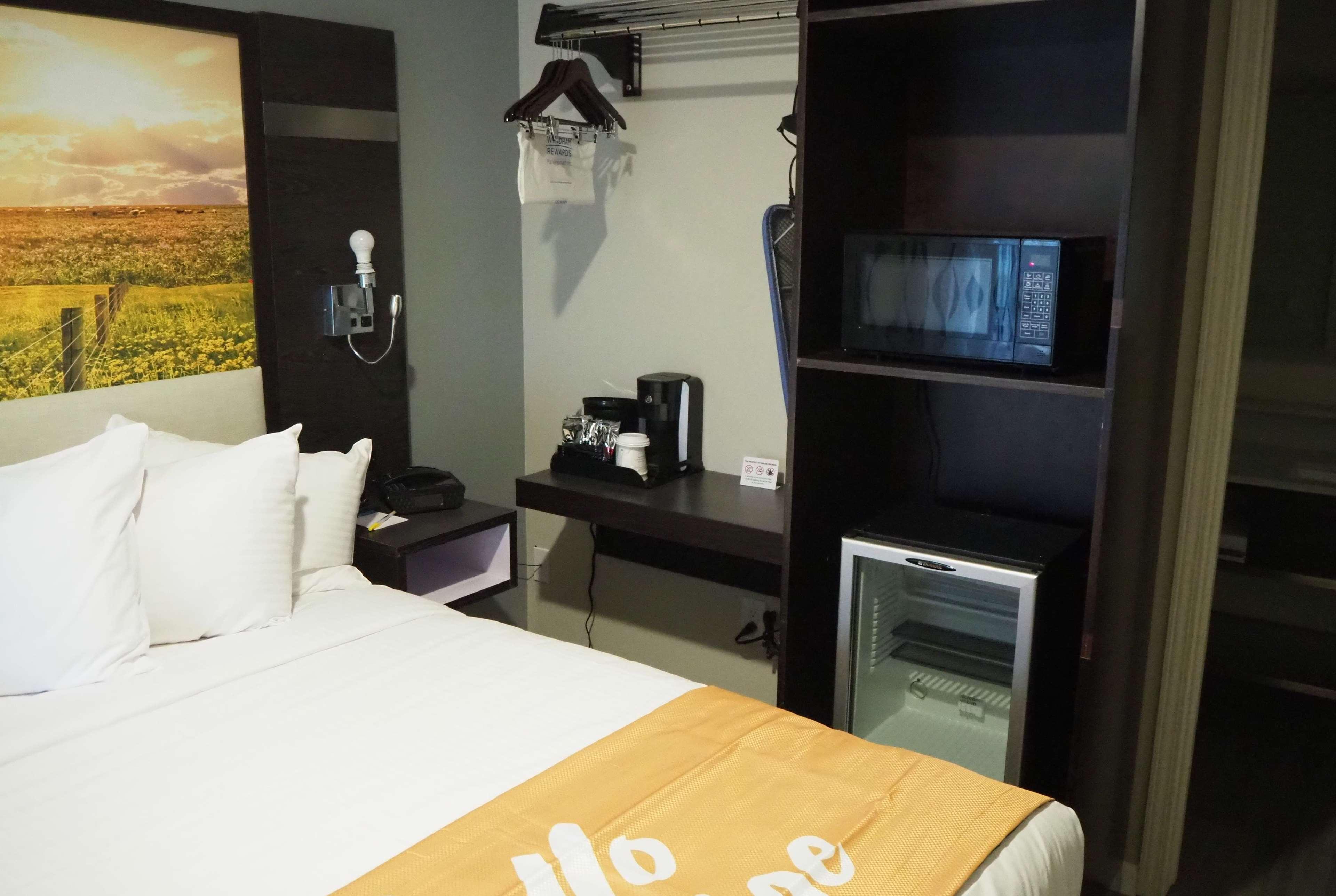 Days Inn By Wyndham Galt - Elk Grove South Экстерьер фото