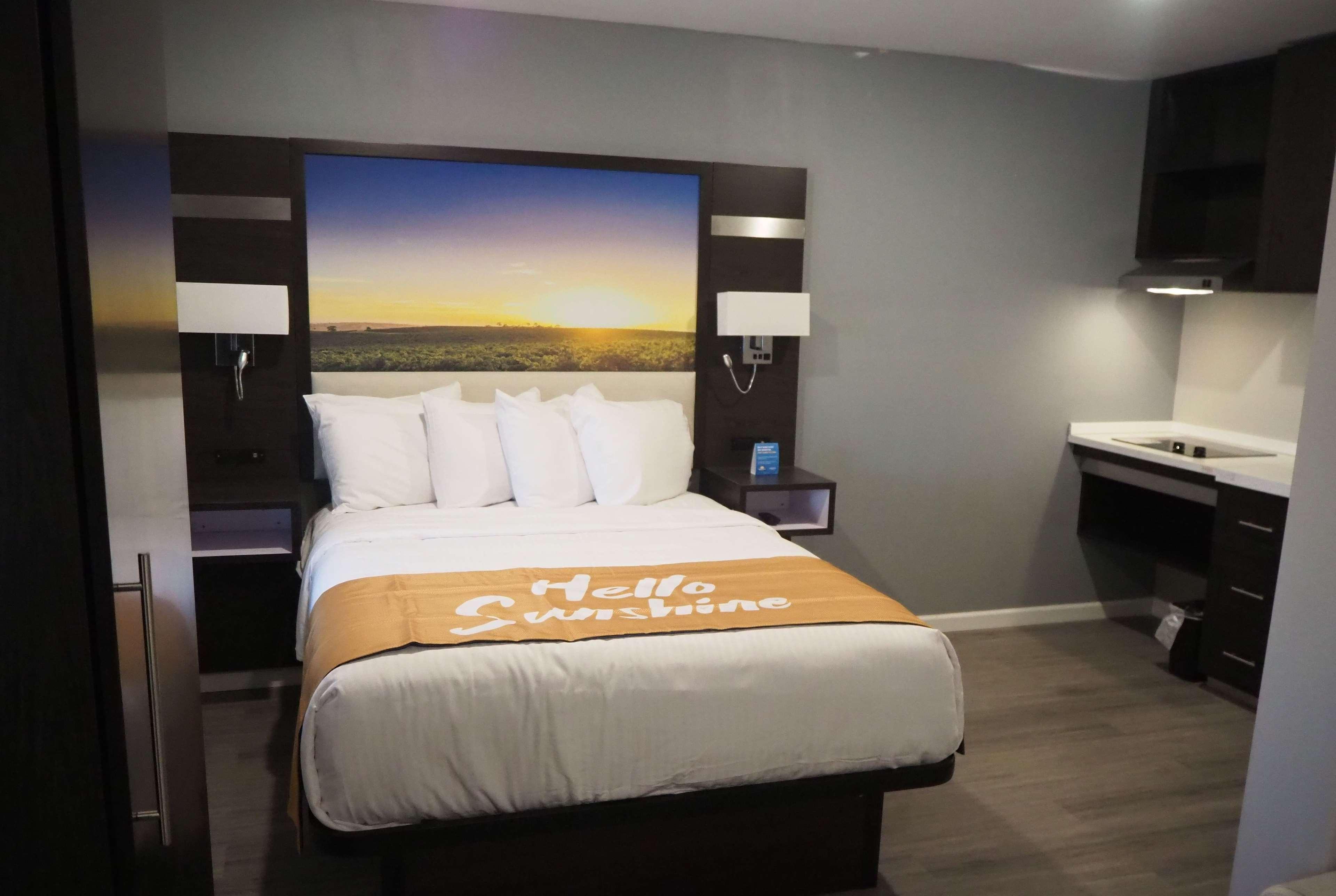 Days Inn By Wyndham Galt - Elk Grove South Экстерьер фото