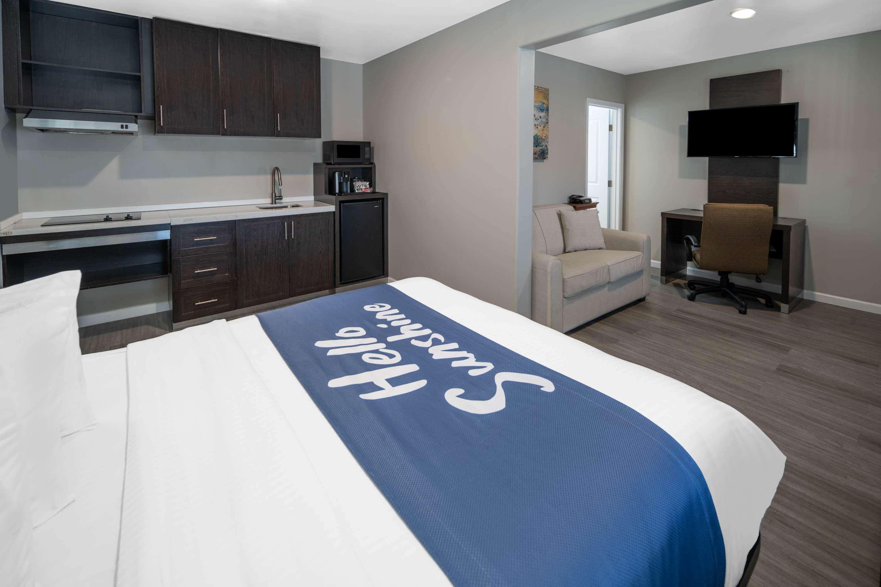 Days Inn By Wyndham Galt - Elk Grove South Экстерьер фото