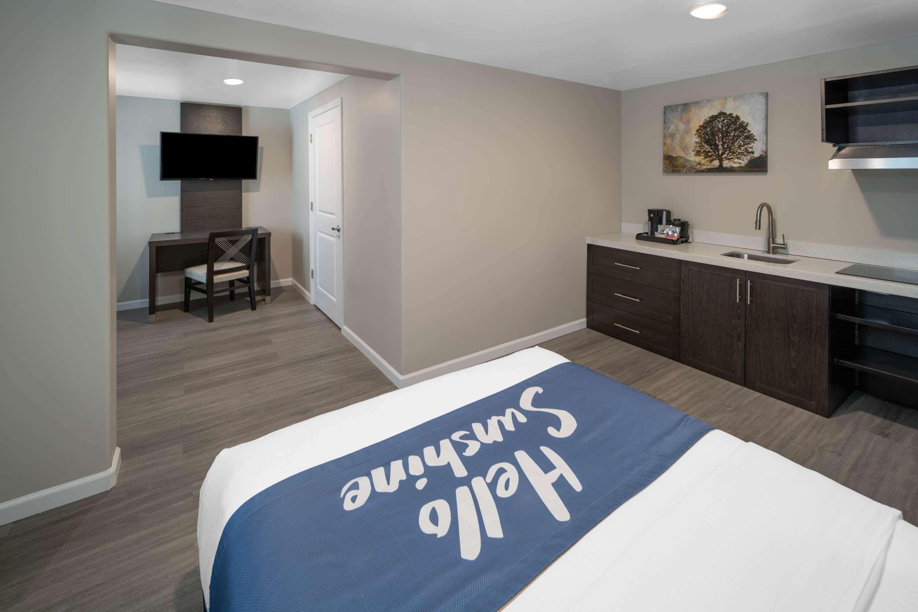 Days Inn By Wyndham Galt - Elk Grove South Экстерьер фото