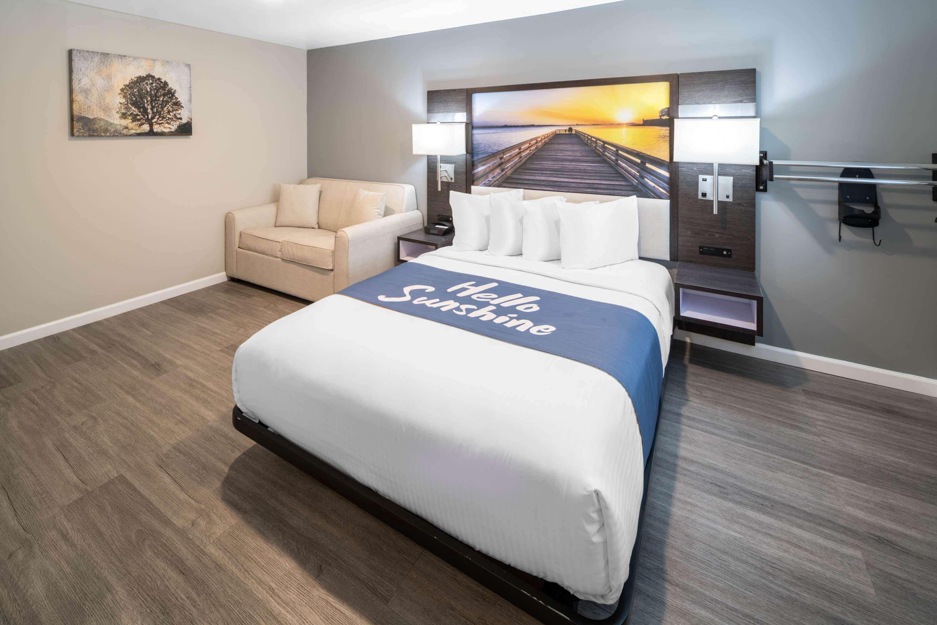 Days Inn By Wyndham Galt - Elk Grove South Экстерьер фото