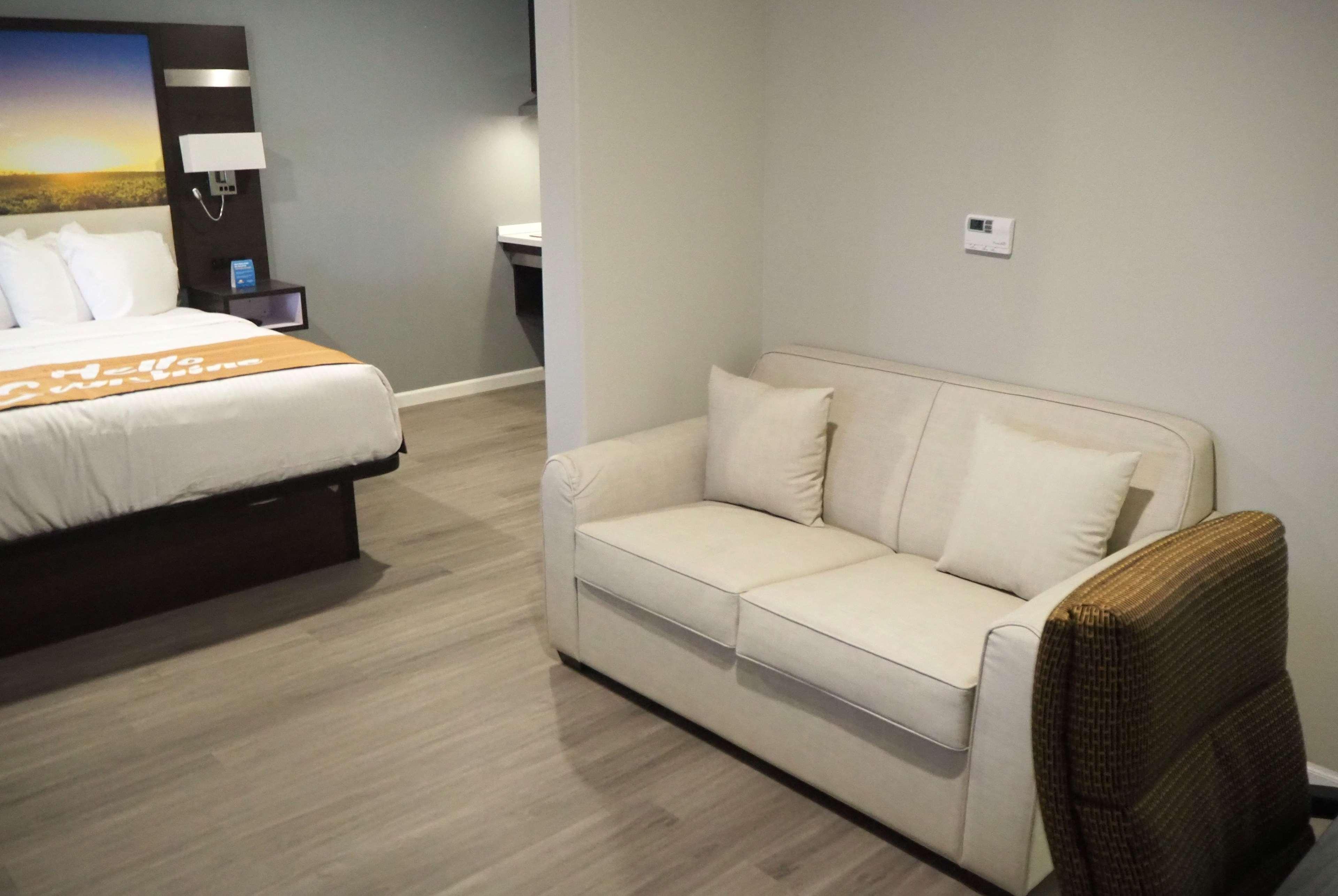 Days Inn By Wyndham Galt - Elk Grove South Экстерьер фото