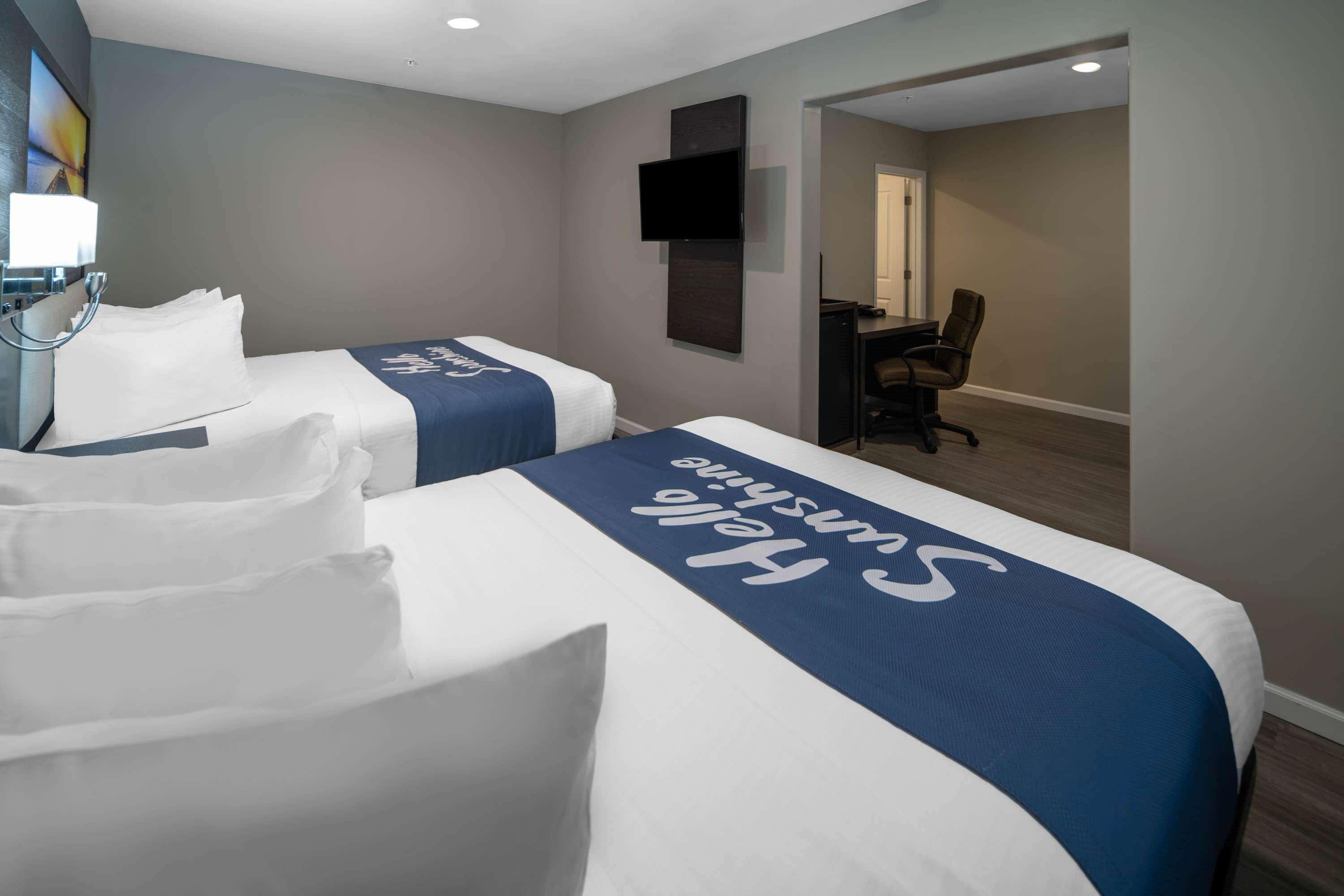 Days Inn By Wyndham Galt - Elk Grove South Экстерьер фото