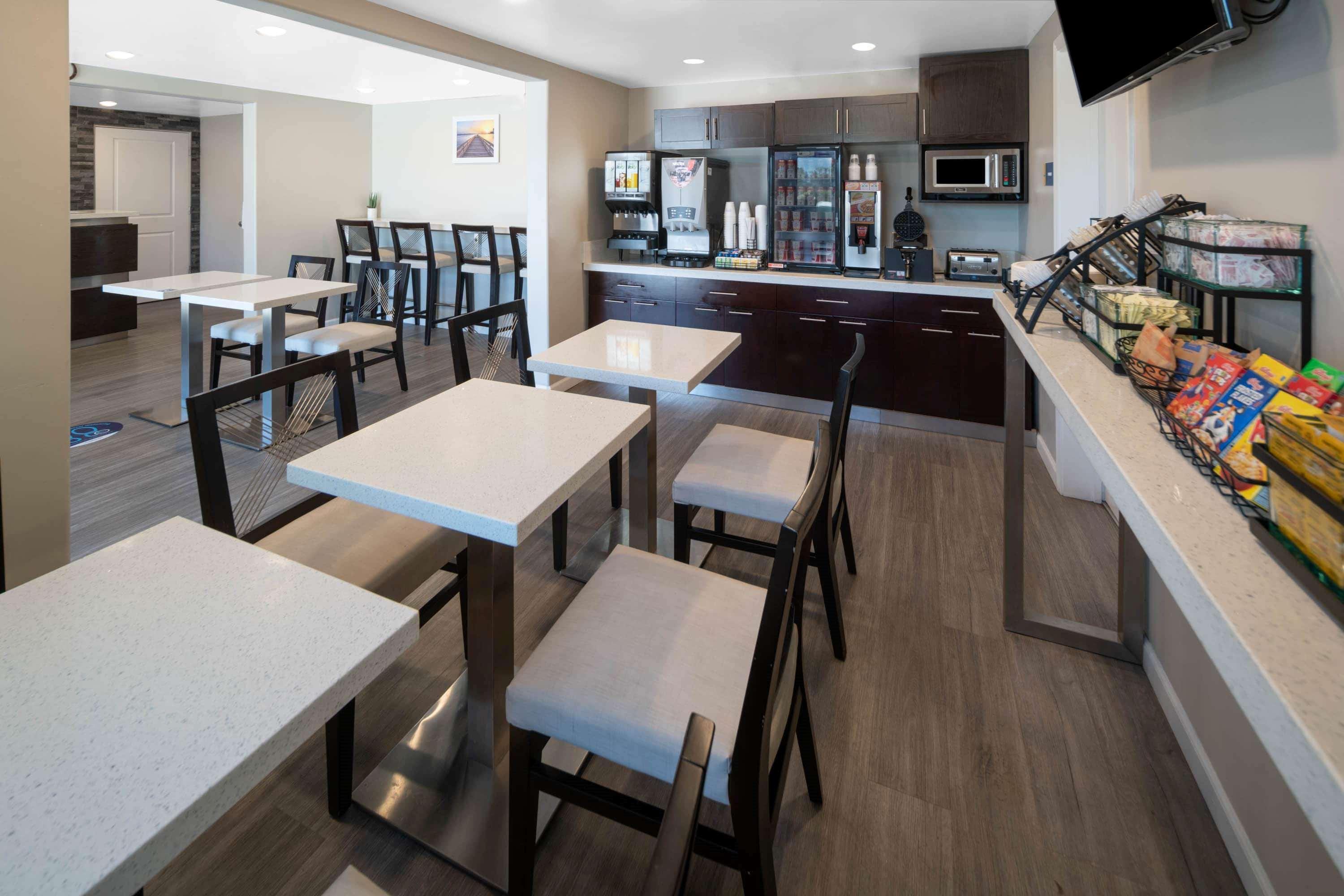 Days Inn By Wyndham Galt - Elk Grove South Экстерьер фото