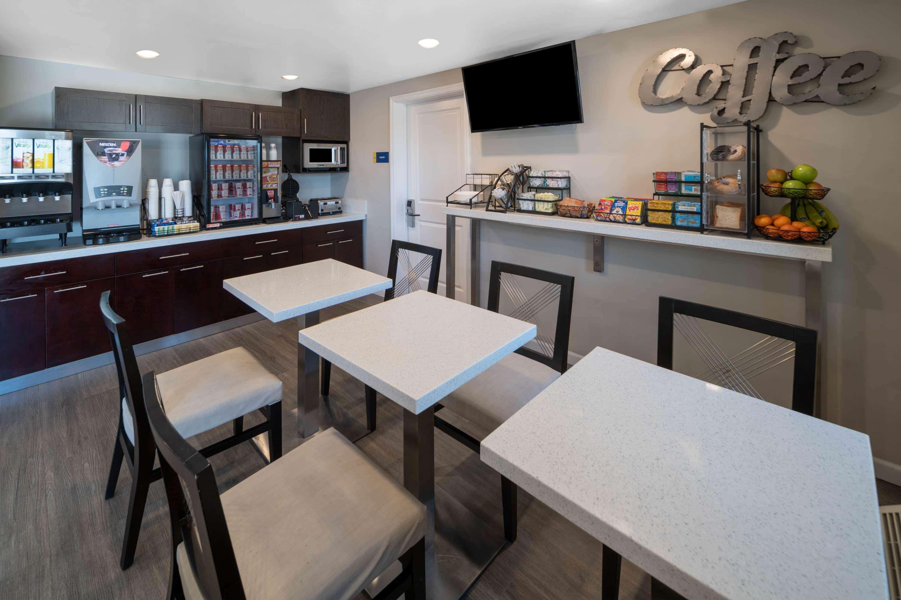 Days Inn By Wyndham Galt - Elk Grove South Экстерьер фото