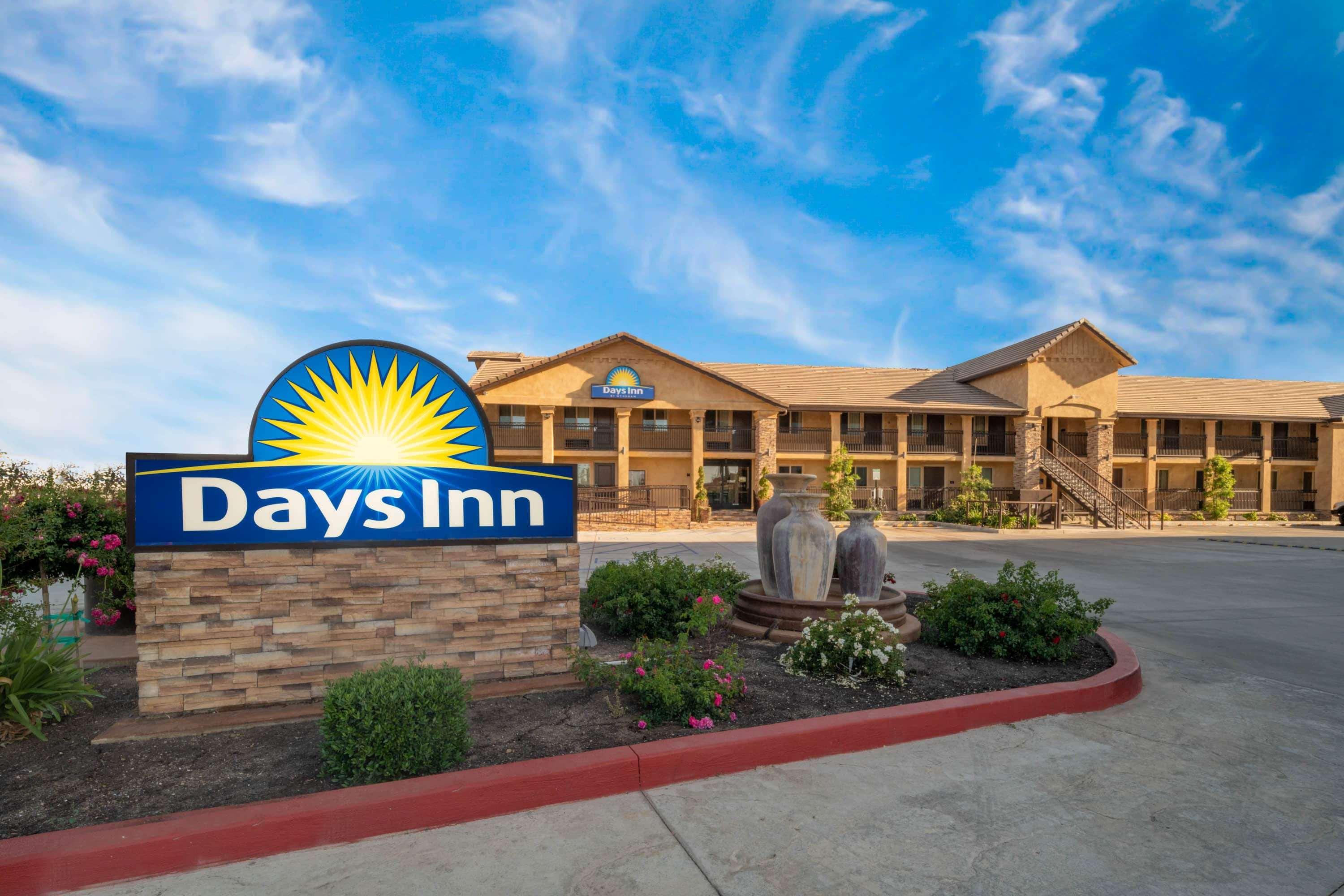 Days Inn By Wyndham Galt - Elk Grove South Экстерьер фото