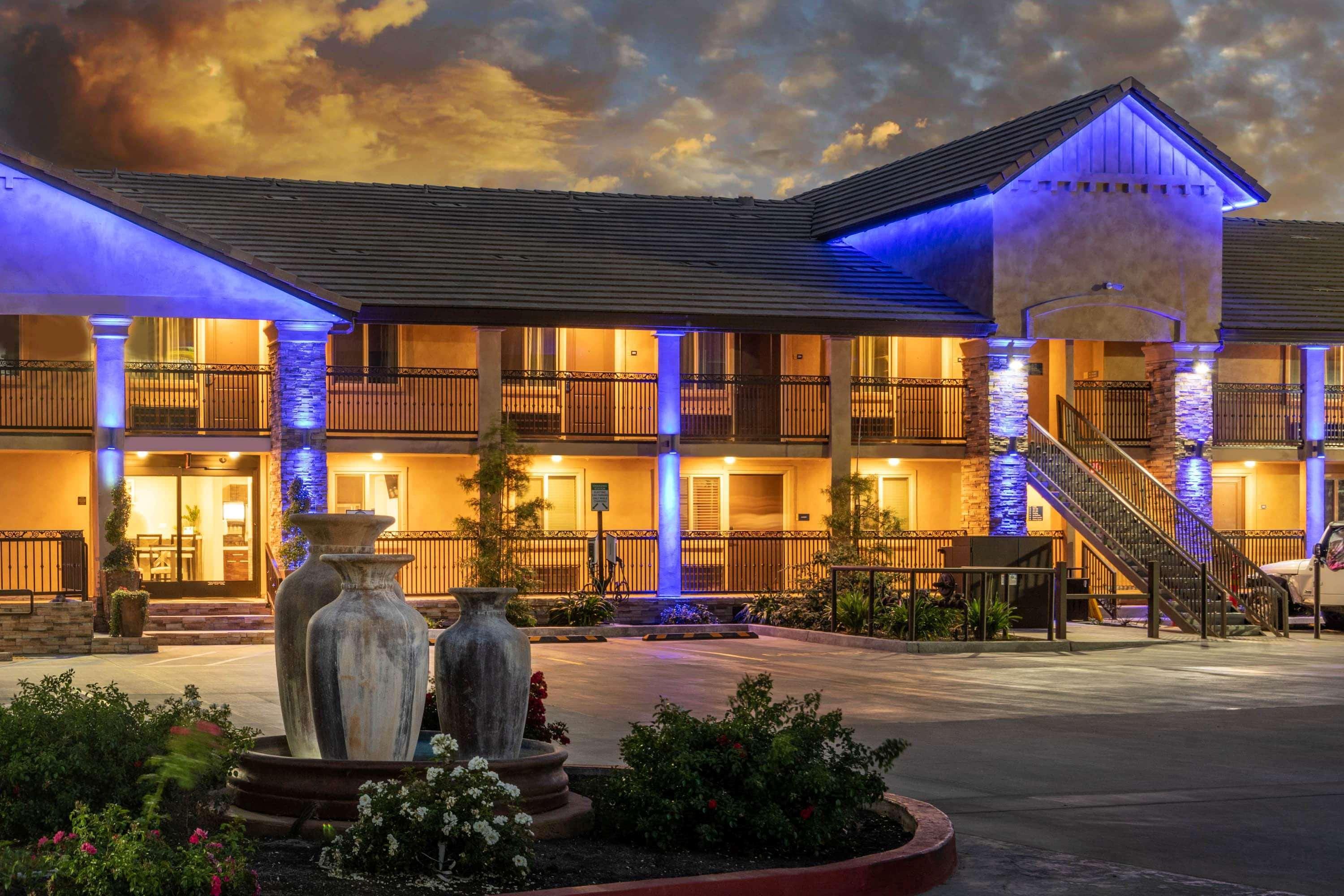 Days Inn By Wyndham Galt - Elk Grove South Экстерьер фото
