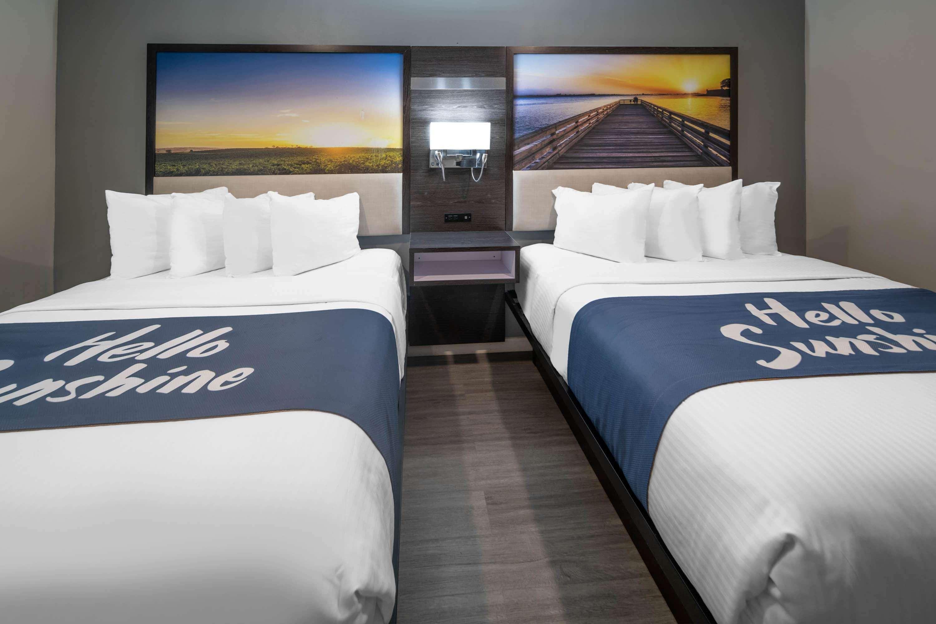 Days Inn By Wyndham Galt - Elk Grove South Экстерьер фото