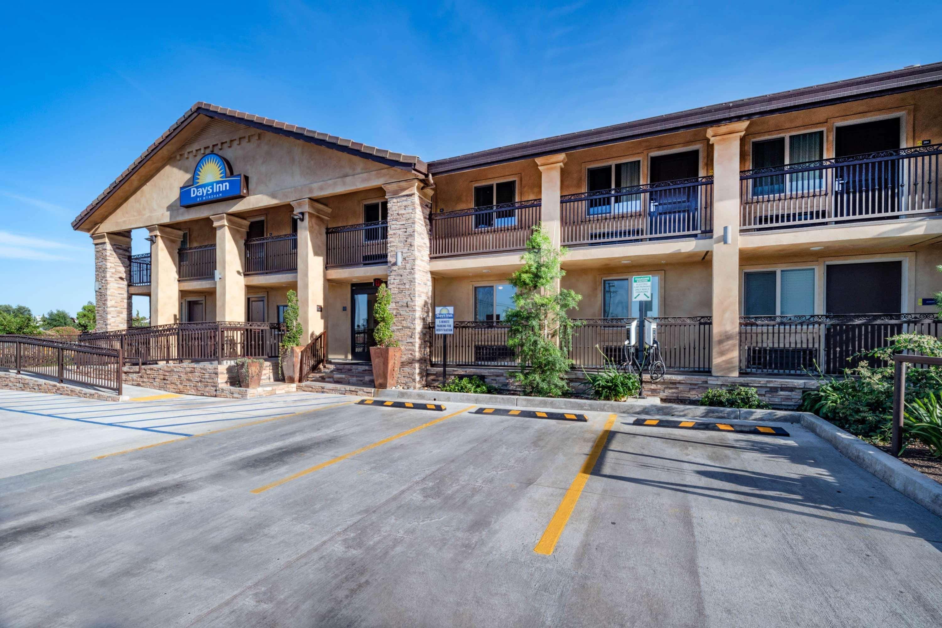 Days Inn By Wyndham Galt - Elk Grove South Экстерьер фото