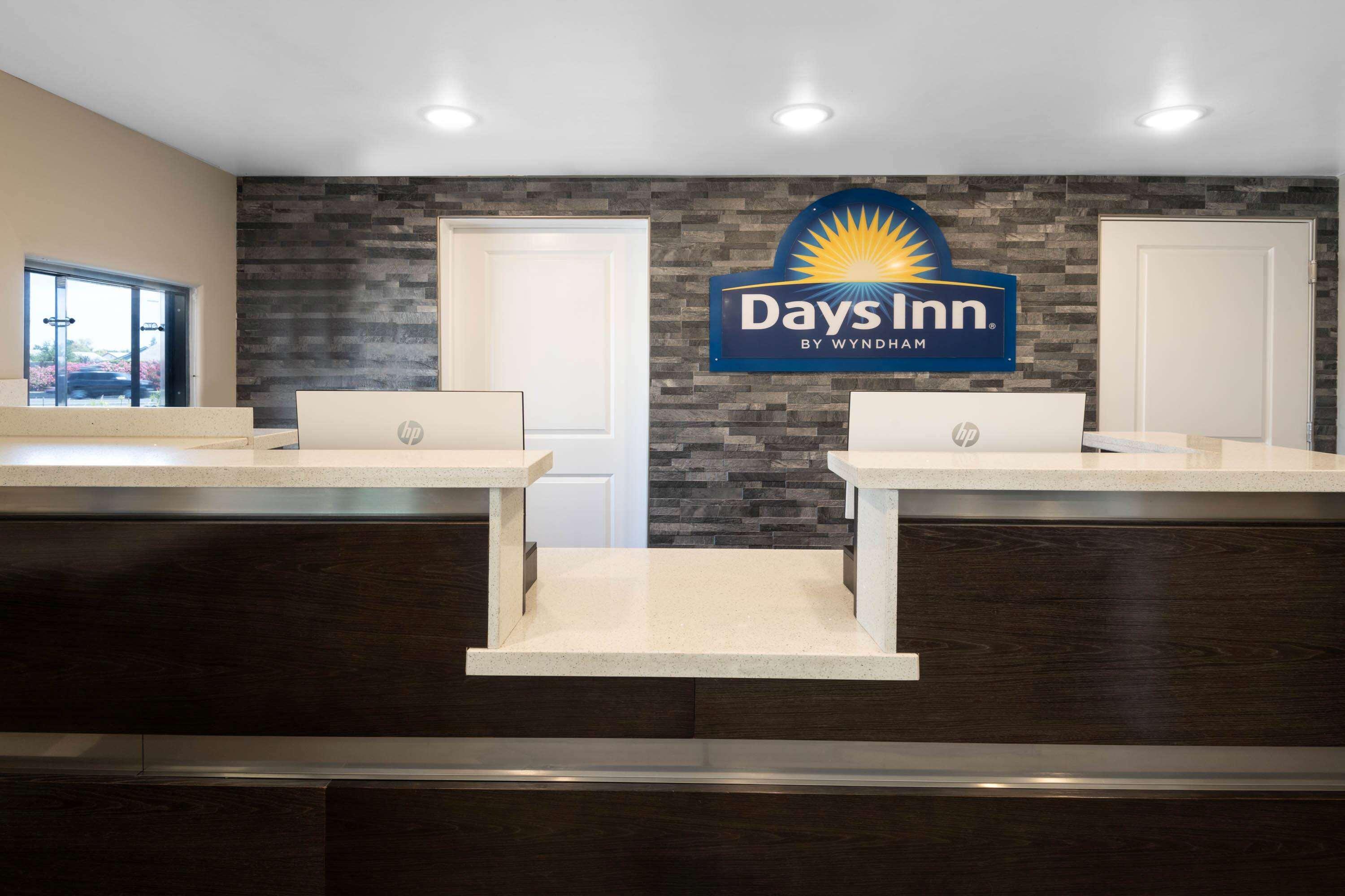 Days Inn By Wyndham Galt - Elk Grove South Экстерьер фото