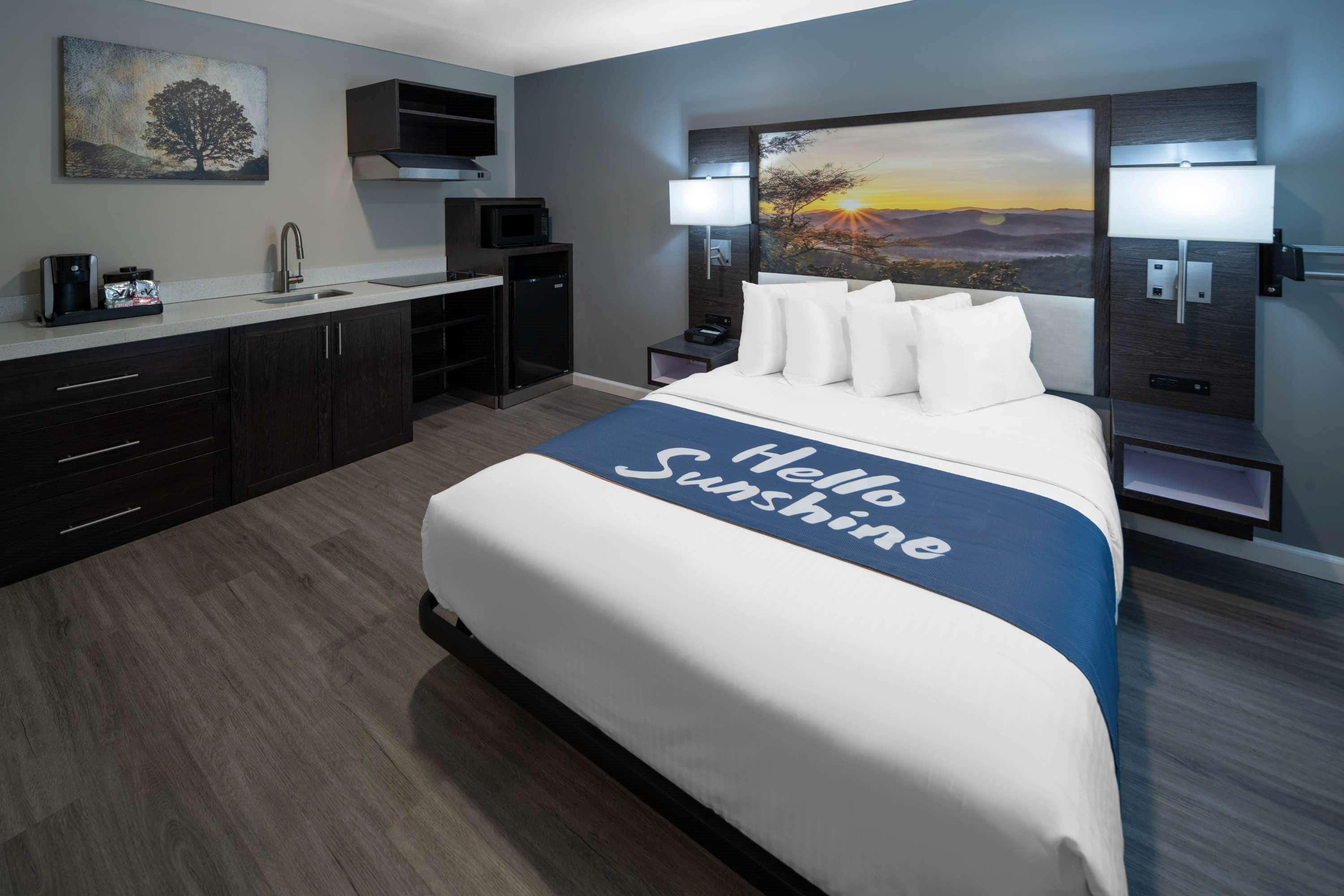 Days Inn By Wyndham Galt - Elk Grove South Экстерьер фото