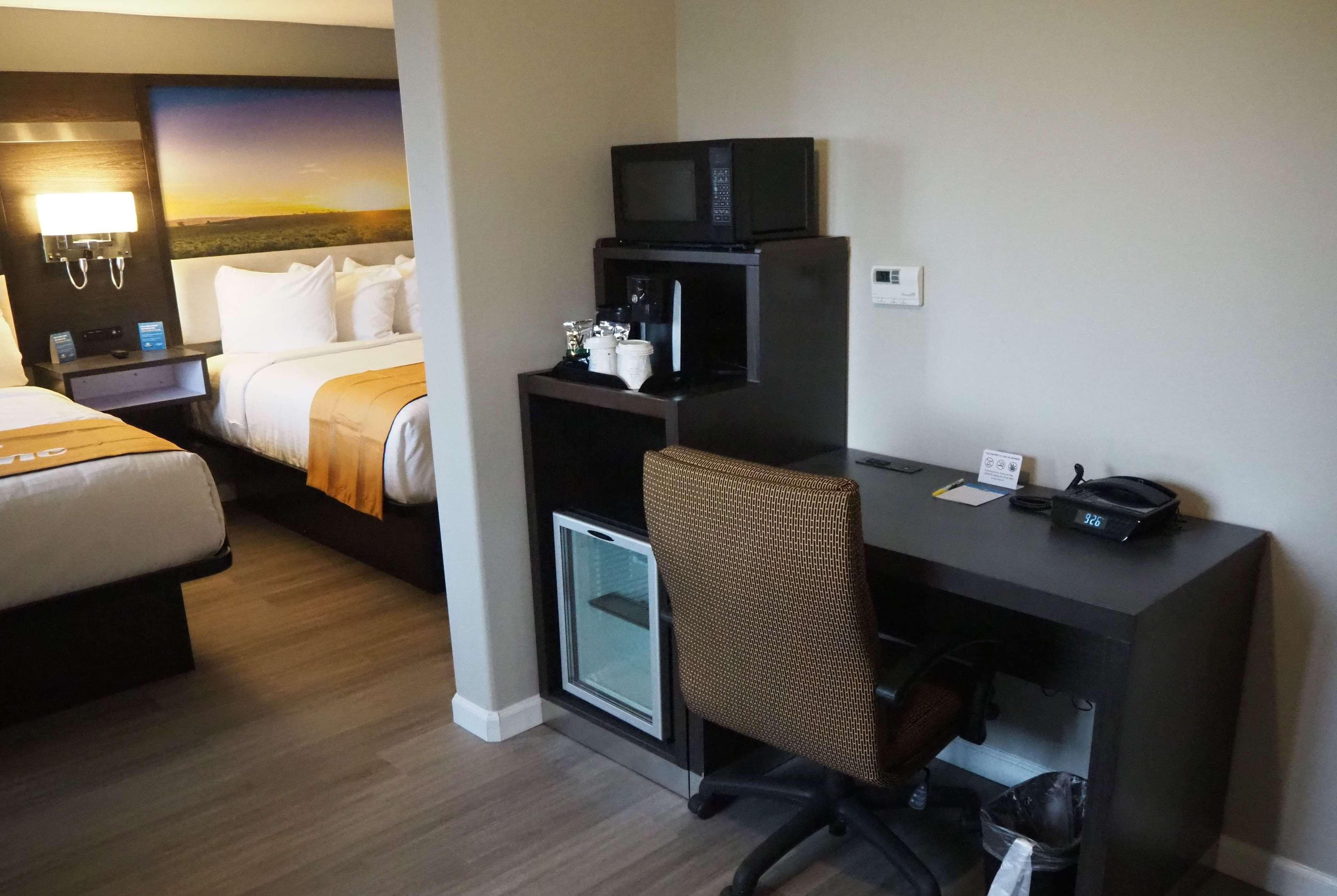Days Inn By Wyndham Galt - Elk Grove South Экстерьер фото