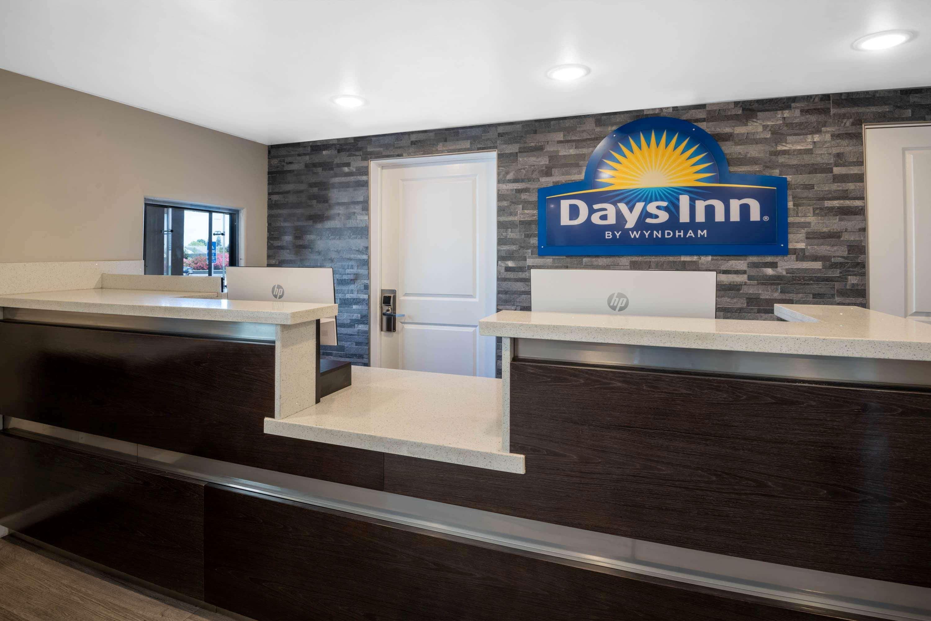 Days Inn By Wyndham Galt - Elk Grove South Экстерьер фото